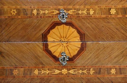 A Sophisticated 18th Century Italian Maggiolini Commode No. 4350 A Sophisticated 18th Century Italian Maggiolini Commode No. 4350