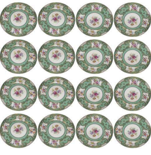 A Set of Twelve Early 20th Century Royal Doulton Dinner Plates No. 3759
